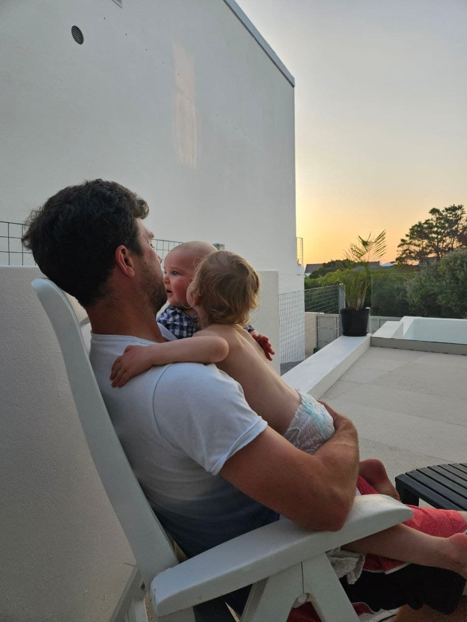 Andi mit seinen beiden Kindern bei Sonnenuntergang